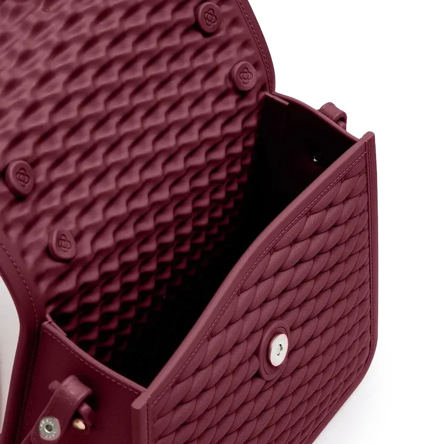 Interior da bolsa Petite Jolie Vic II vinho com fechamento por botão de pressão